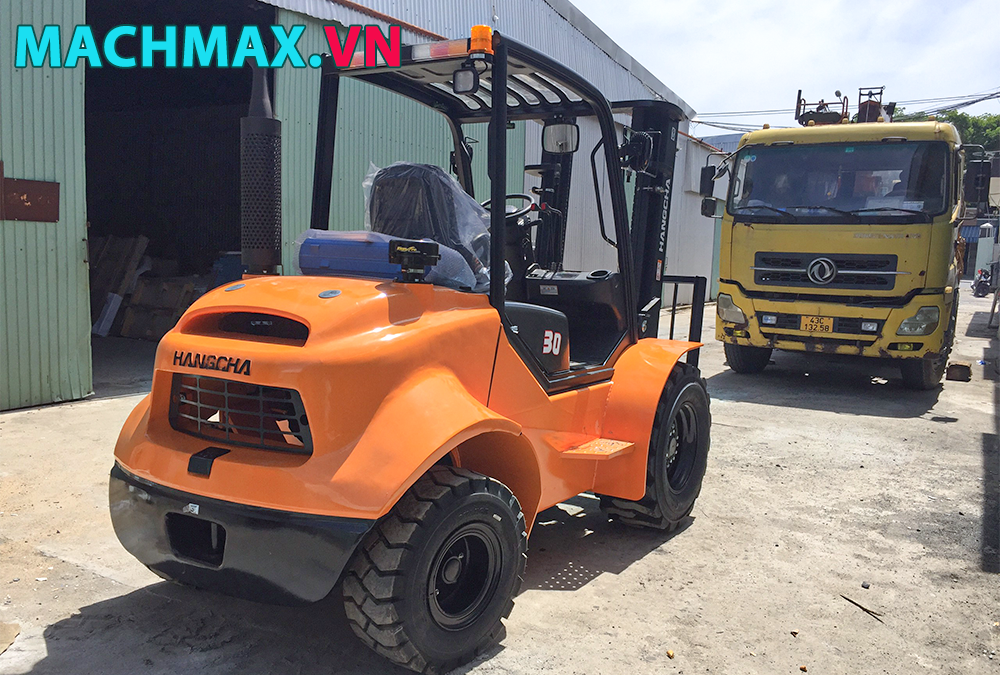 Mua xe nâng địa hình 3 tấn cần gì