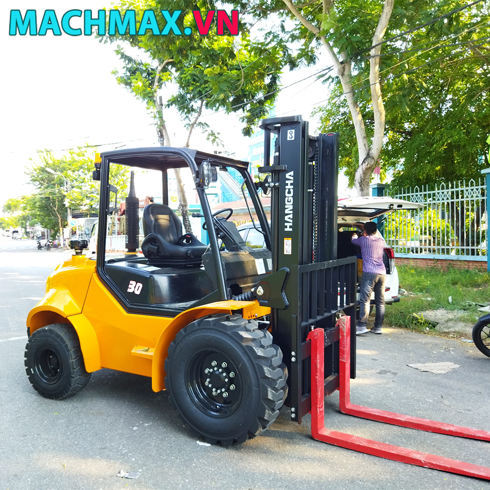 Xe nâng địa hình 3 tấn dầu mới Xe nâng địa hình 3 tấn dầu mới