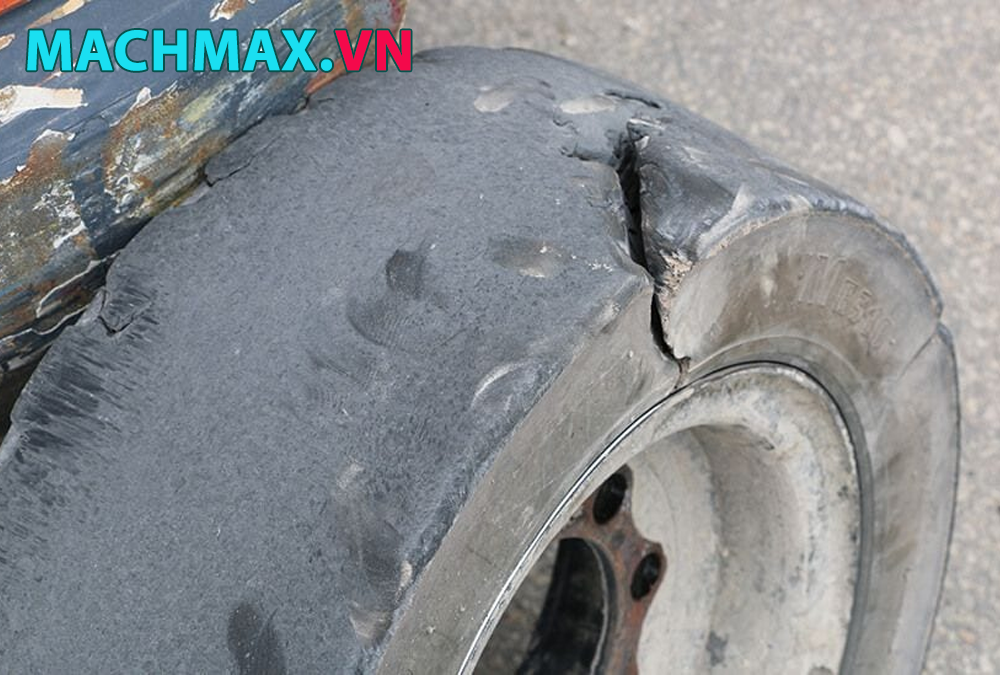Lốp xe nâng hàng bị nứt